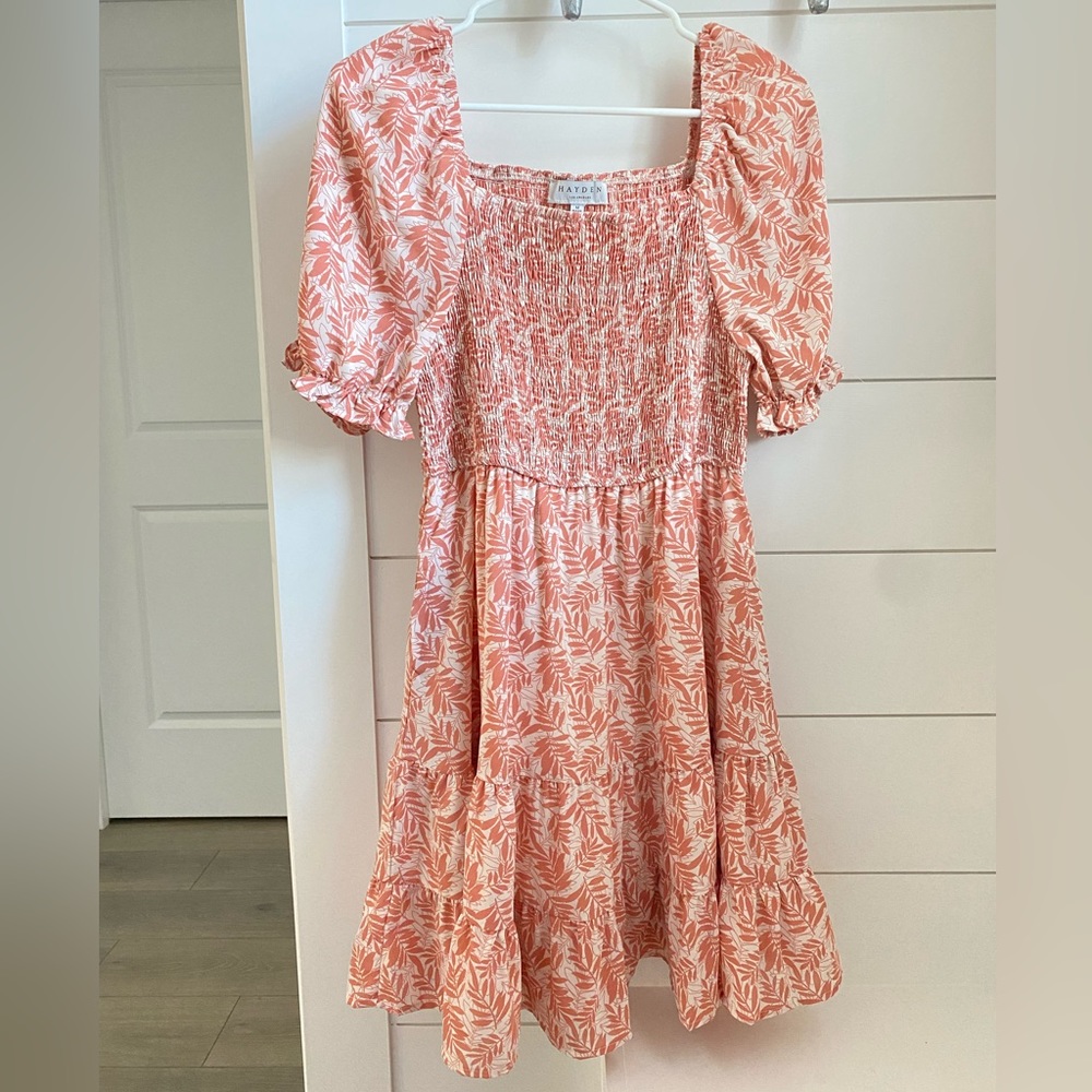 Women’s Hayden Smocked Short Sleeve Floral Tiered Dress. Size M.